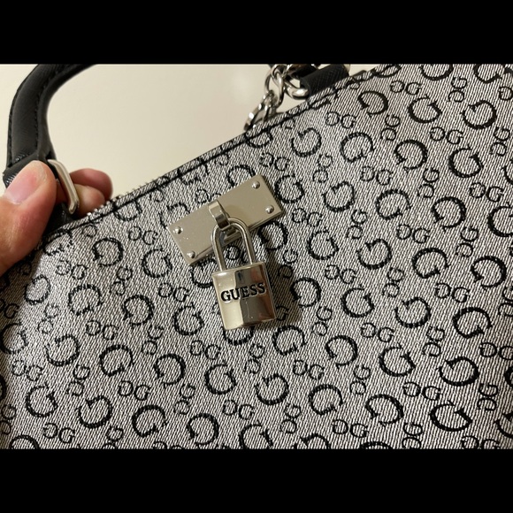 Guess Hand Purse (small) - Picture 4 of 4